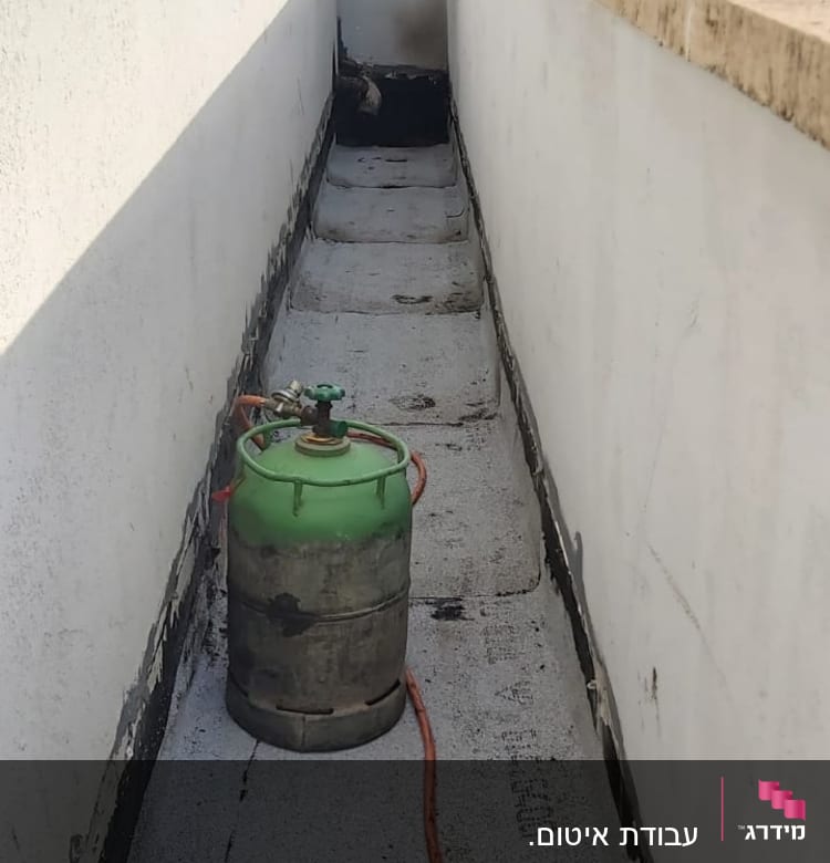 בלון גז ירוק וצינור על גג לאיטום